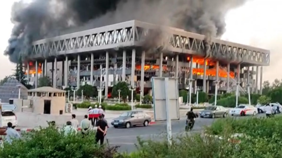 وقتی پنجه چدنی از زیر دستکش مخملی غرب بیرون میزند وقتی پنجه چدنی از زیر دستکش مخملی غرب بیرون میزند