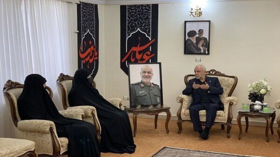 دیدار رییس بنیاد شهید و امور ایثارگران با خانواده سردار شهید سلامی دیدار رییس بنیاد شهید و امور ایثارگران با خانواده سردار شهید سلامی