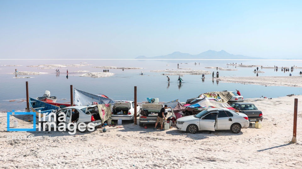 شنا در ارومیه «نیمهجان» شنا در ارومیه «نیمهجان»