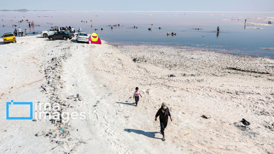 شنا در ارومیه «نیمهجان» شنا در ارومیه «نیمهجان»