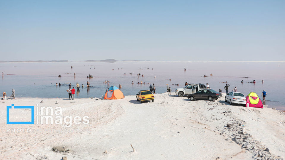 شنا در ارومیه «نیمهجان» شنا در ارومیه «نیمهجان»