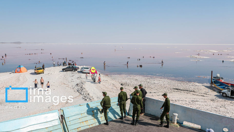 شنا در ارومیه «نیمهجان» شنا در ارومیه «نیمهجان»