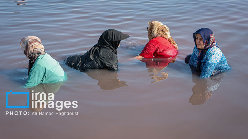 شنا در ارومیه «نیمهجان» شنا در ارومیه «نیمهجان»