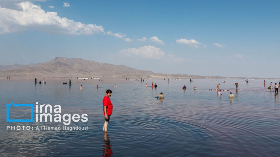 شنا در ارومیه «نیمهجان» شنا در ارومیه «نیمهجان»