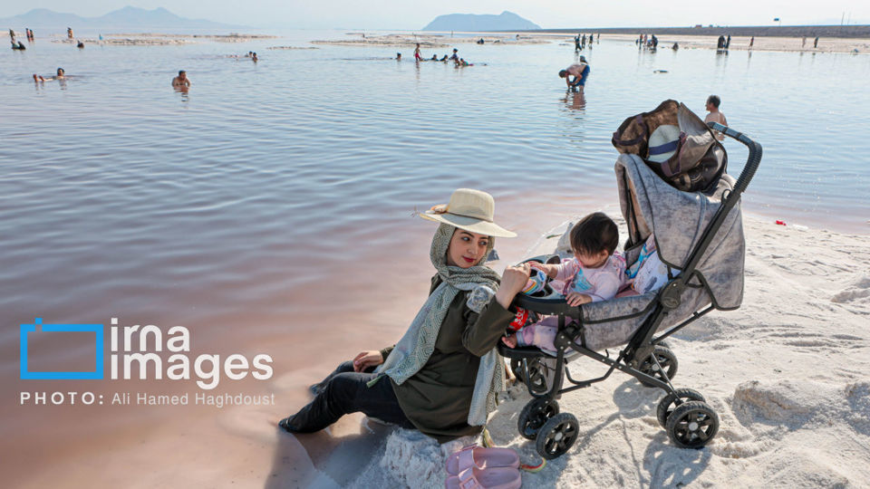 شنا در ارومیه «نیمهجان» شنا در ارومیه «نیمهجان»