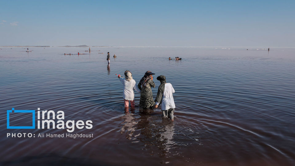 شنا در ارومیه «نیمهجان» شنا در ارومیه «نیمهجان»