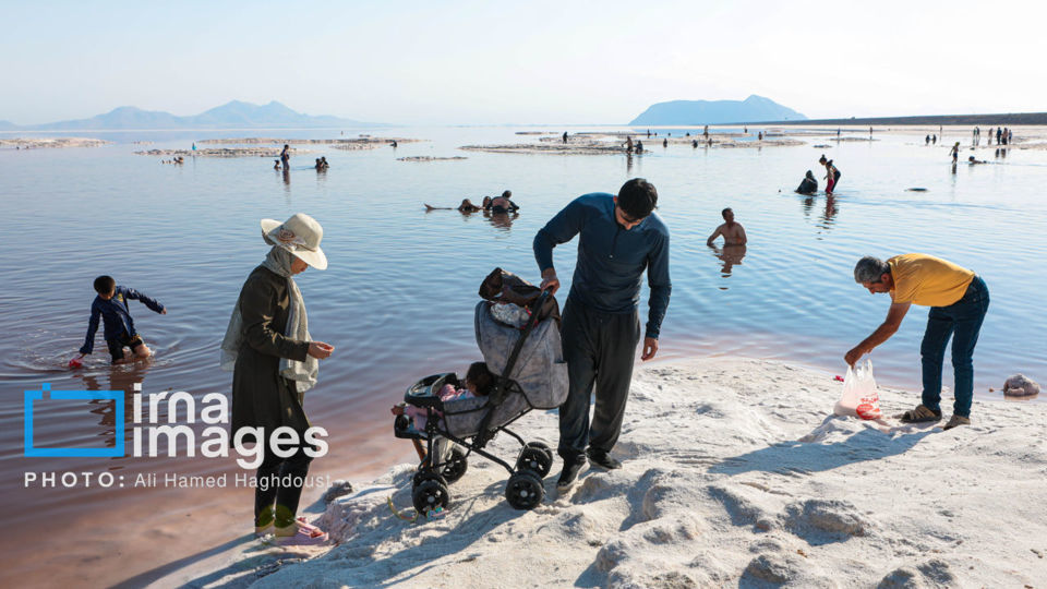 شنا در ارومیه «نیمهجان» شنا در ارومیه «نیمهجان»