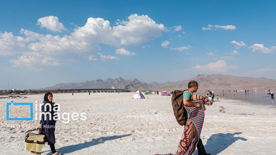 شنا در ارومیه «نیمهجان» شنا در ارومیه «نیمهجان»