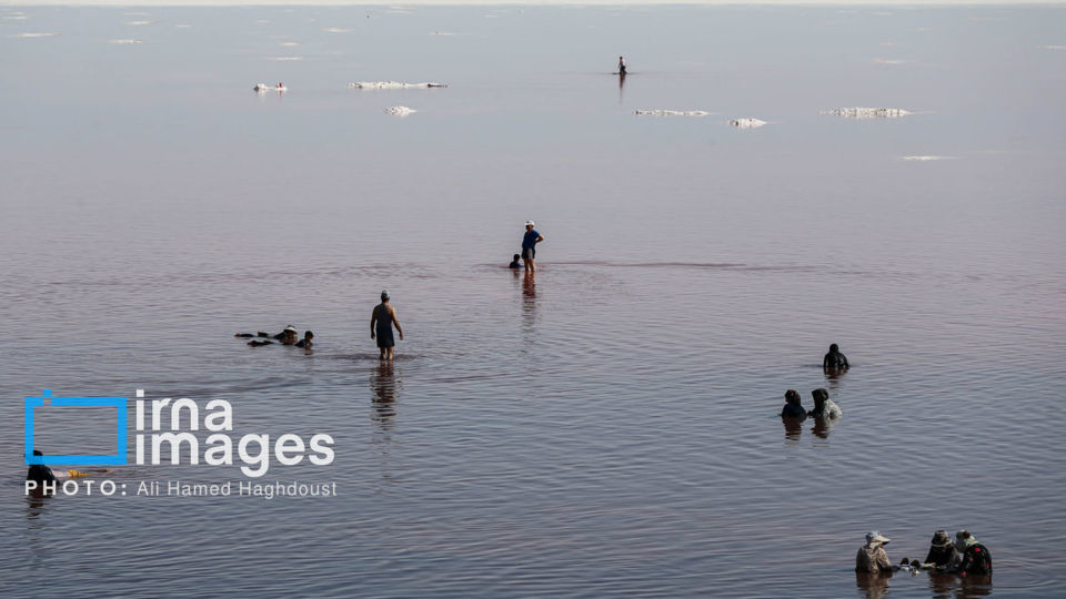 شنا در ارومیه «نیمهجان» شنا در ارومیه «نیمهجان»