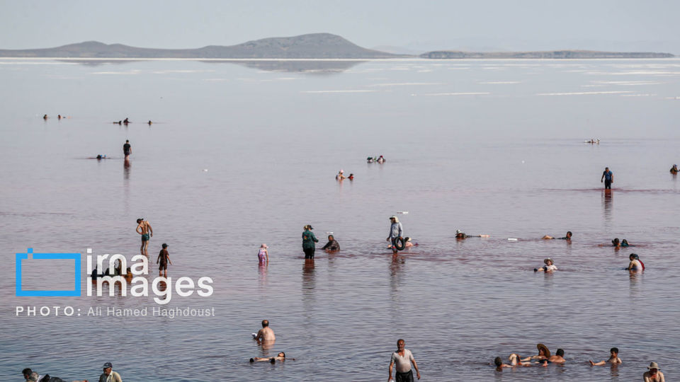 شنا در ارومیه «نیمهجان» شنا در ارومیه «نیمهجان»