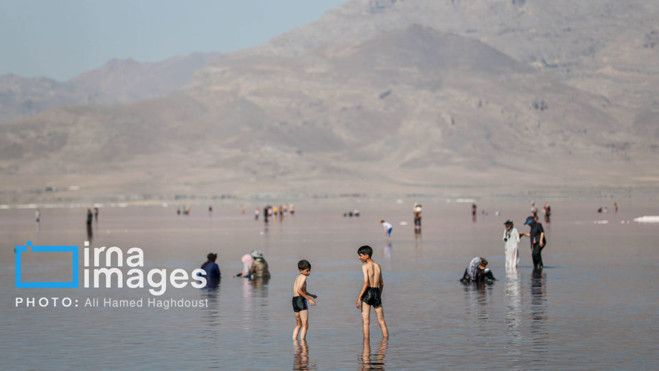 شنا در ارومیه «نیمهجان» شنا در ارومیه «نیمهجان»