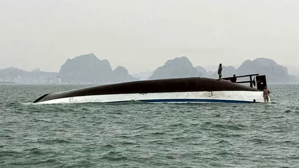 واژگونی قایق گردشگری در ویتنام بیش از ۳۰ کشته بر جای گذاشت واژگونی قایق گردشگری در ویتنام بیش از ۳۰ کشته بر جای گذاشت