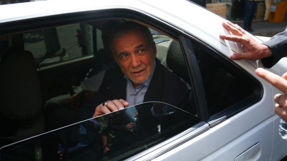 ابهامات سفر رئیس جمهور به تبریز و ماجرای تمام شدن بنزین ماشینش! ابهامات سفر رئیس جمهور به تبریز و ماجرای تمام شدن بنزین ماشینش!