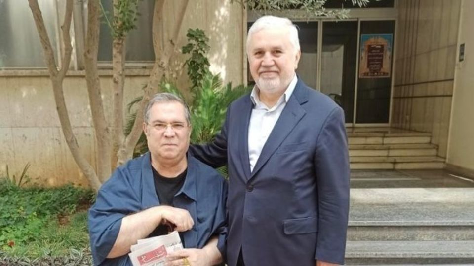 او به تنهايی يک رسانه و يک ناشر او به تنهايی يک رسانه و يک ناشر