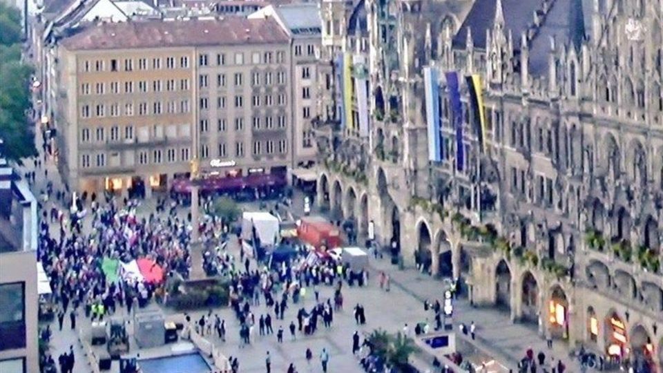 تجمع ۵۰ نفره مونیخ؛ مجلس ختم رضا پهلوی و سلطنتطلبان تجمع ۵۰ نفره مونیخ؛ مجلس ختم رضا پهلوی و سلطنتطلبان