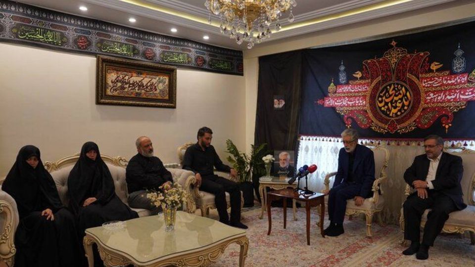 دیدار مشاور عالی رهبر معظم انقلاب اسلامی با خانواده شهید طهرانچی دیدار مشاور عالی رهبر معظم انقلاب اسلامی با خانواده شهید طهرانچی