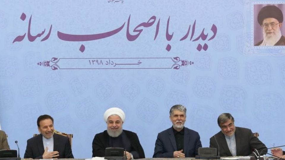 روحانی: اگر قانون اساسی اجرا شود، دولت اختیارات کافی دارد/ از رنج و مشکلات مردم خبر دارم روحانی: اگر قانون اساسی اجرا شود، دولت اختیارات کافی دارد/ از رنج و مشکلات مردم خبر دارم