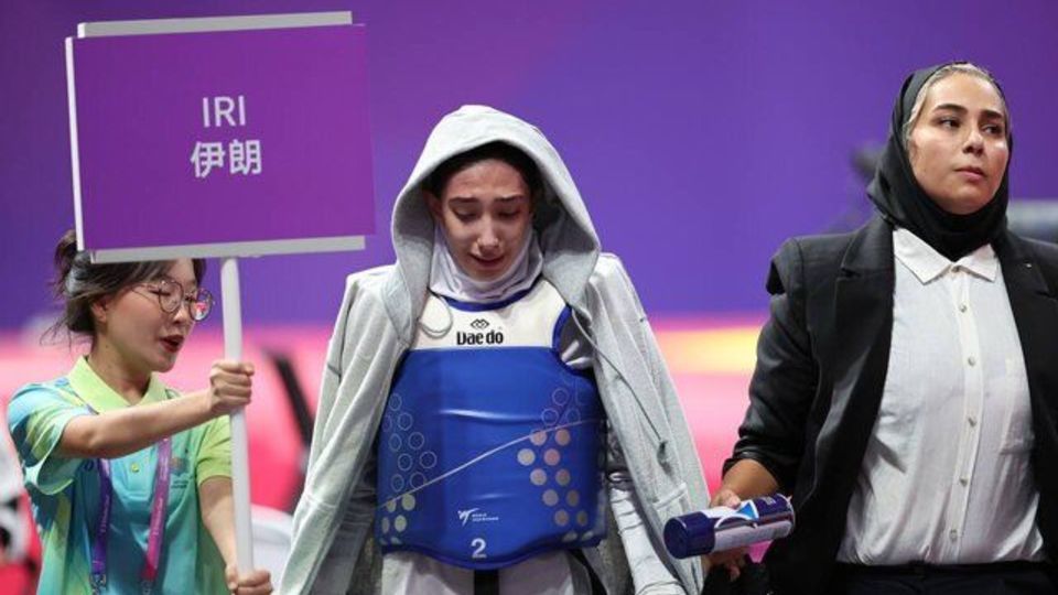 عذرخواهی هادی ساعی از استاد پیرهادی/ برخورد با متخلفان در کمیته انضباطی عذرخواهی هادی ساعی از استاد پیرهادی/ برخورد با متخلفان در کمیته انضباطی