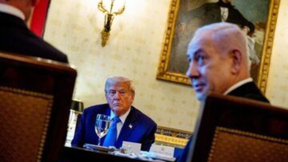 آکسیوس:ترامپ تغییر موضع داد؛«یا همه چیز یا هیچ چیز»/نتانیاهو سودای گسترش دامنه جنگ را دارد و رئیس جمهور آمریکا هم مخالفتی ندارد آکسیوس:ترامپ تغییر موضع داد؛«یا همه چیز یا هیچ چیز»/نتانیاهو سودای گسترش دامنه جنگ را دارد و رئیس جمهور آمریکا هم مخالفتی ندارد