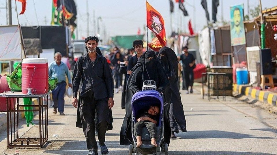  پیاده‌روی زائران اربعین حسینی در مسیر دیوانیه به کربلا