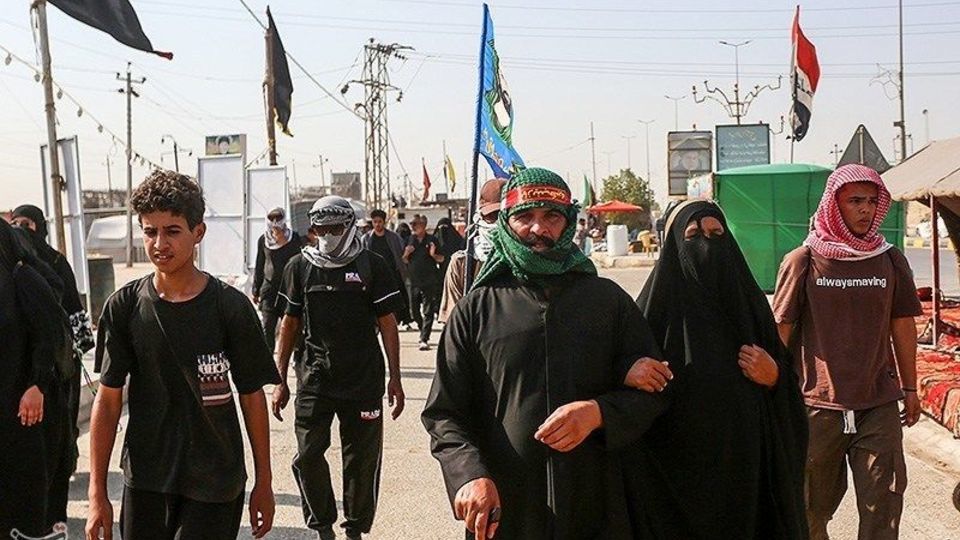  پیاده‌روی زائران اربعین حسینی در مسیر دیوانیه به کربلا