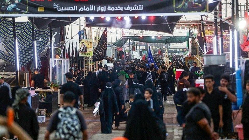  پیاده‌روی زائران اربعین حسینی در مسیر دیوانیه به کربلا
