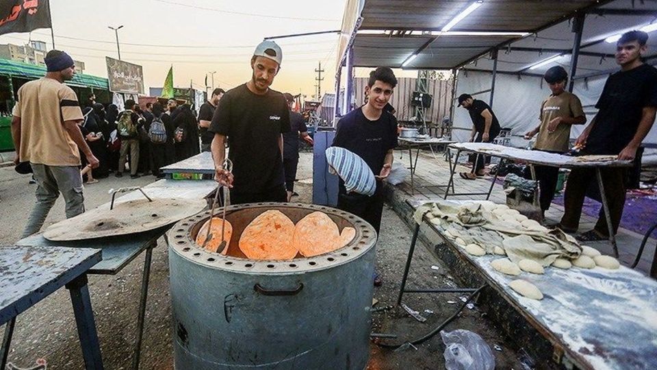  پیاده‌روی زائران اربعین حسینی در مسیر دیوانیه به کربلا