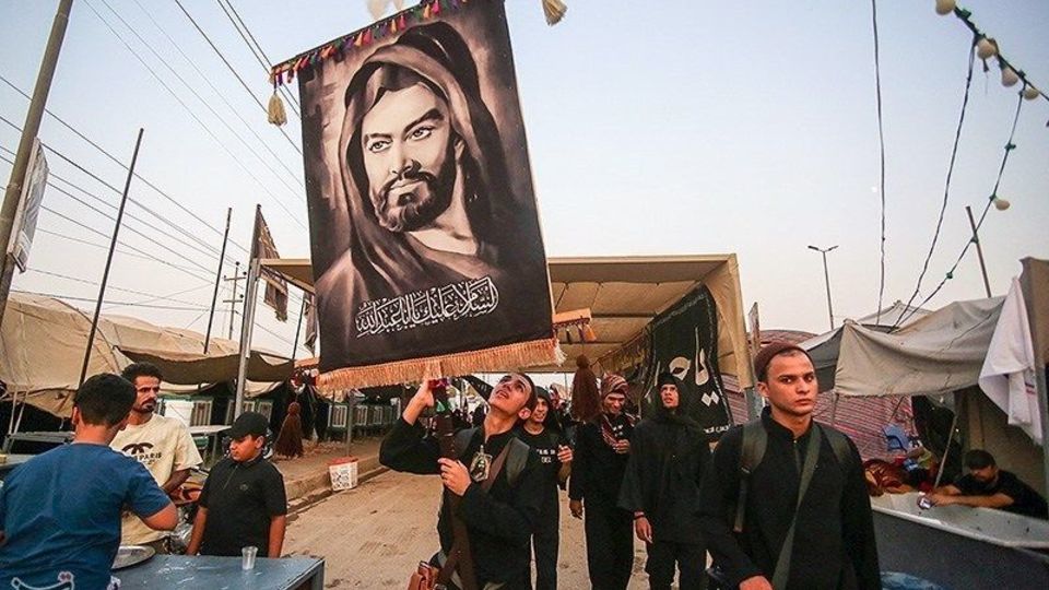  پیاده‌روی زائران اربعین حسینی در مسیر دیوانیه به کربلا