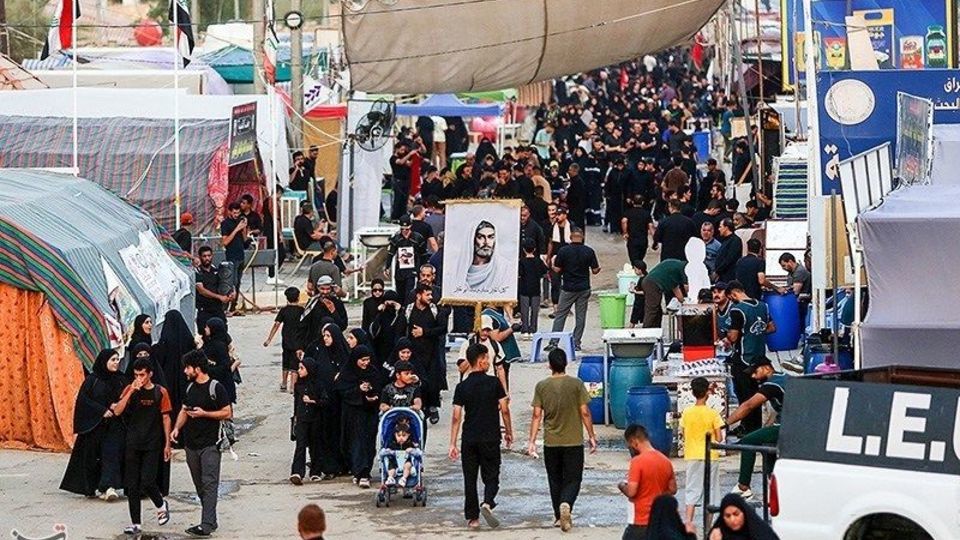  پیاده‌روی زائران اربعین حسینی در مسیر دیوانیه به کربلا