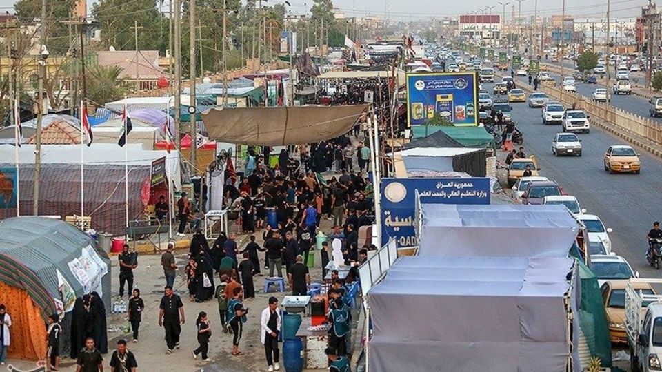  پیاده‌روی زائران اربعین حسینی در مسیر دیوانیه به کربلا