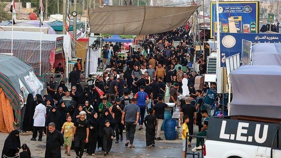  پیاده‌روی زائران اربعین حسینی در مسیر دیوانیه به کربلا
