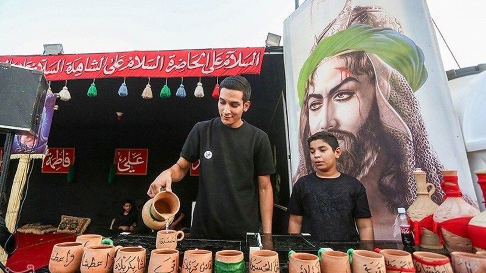  پیاده‌روی زائران اربعین حسینی در مسیر دیوانیه به کربلا