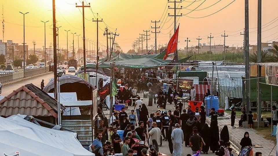  پیاده‌روی زائران اربعین حسینی در مسیر دیوانیه به کربلا
