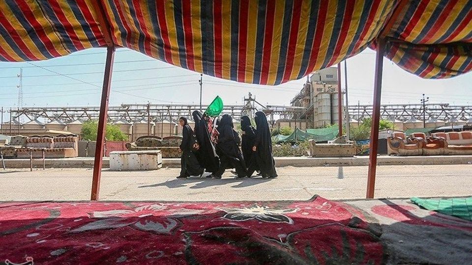  پیاده‌روی زائران اربعین حسینی در مسیر دیوانیه به کربلا