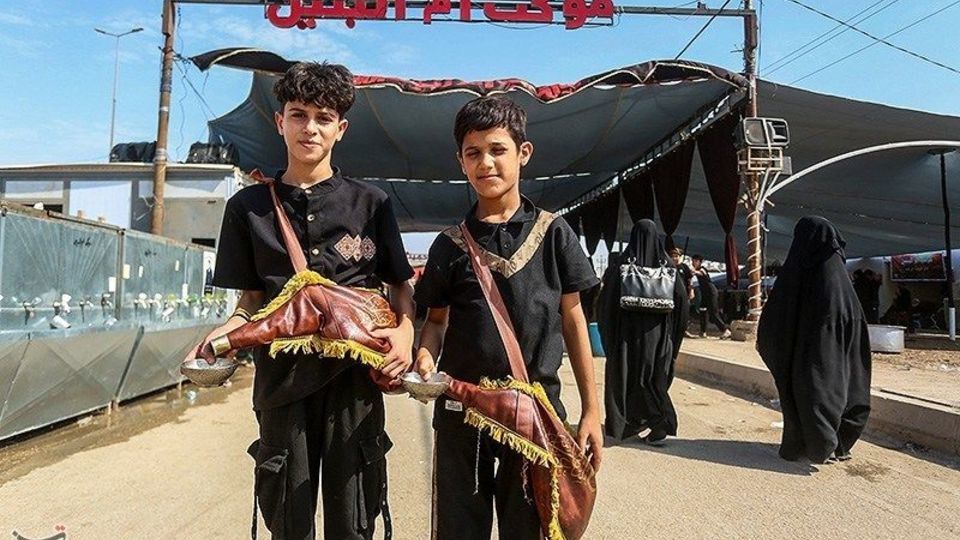  پیاده‌روی زائران اربعین حسینی در مسیر دیوانیه به کربلا