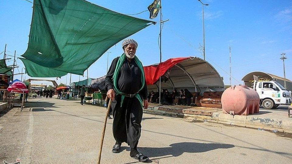  پیاده‌روی زائران اربعین حسینی در مسیر دیوانیه به کربلا
