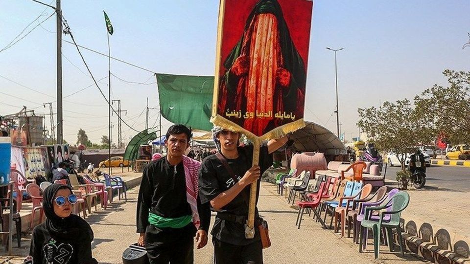  پیاده‌روی زائران اربعین حسینی در مسیر دیوانیه به کربلا