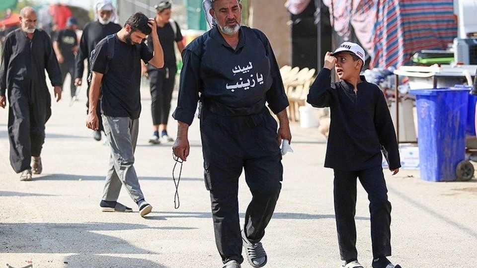  پیاده‌روی زائران اربعین حسینی در مسیر دیوانیه به کربلا