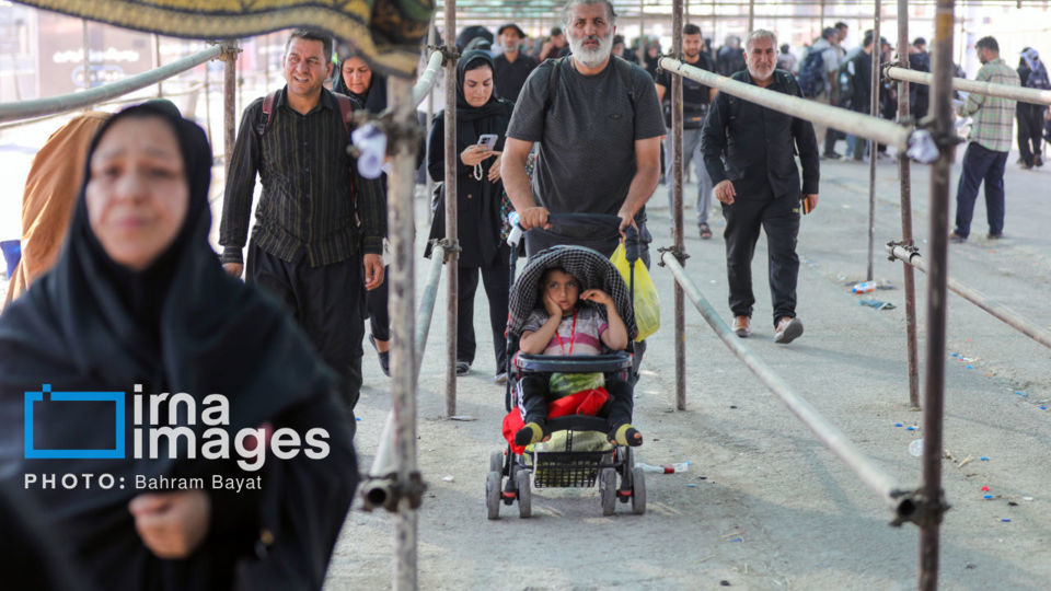 تردد زائران در مهران به ۲.۵ میلیون نفر رسید تردد زائران در مهران به ۲.۵ میلیون نفر رسید