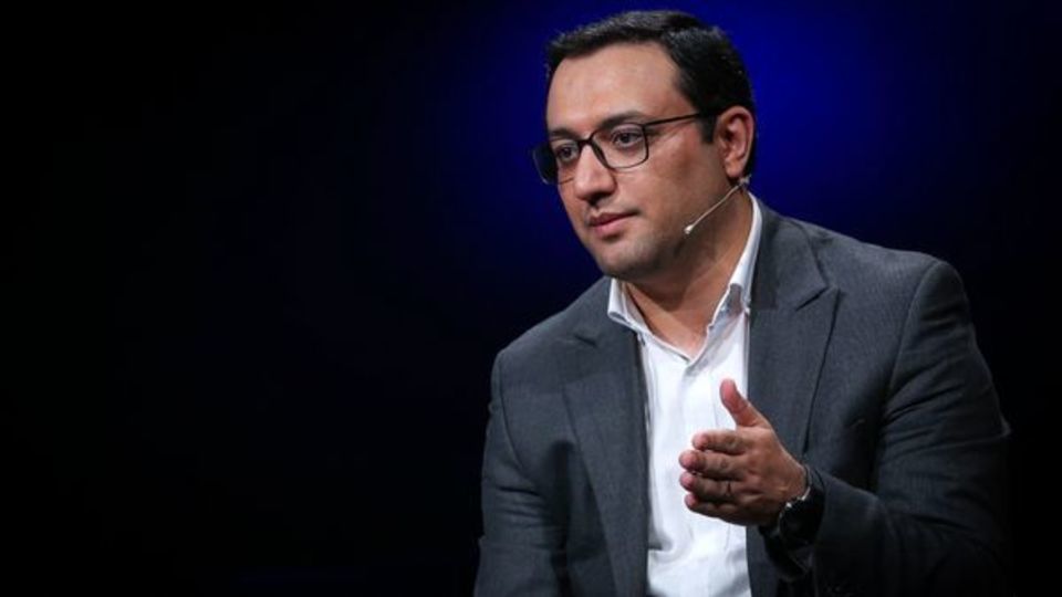 بیایید کلاهمان را بالاتر بگذاریم بیایید کلاهمان را بالاتر بگذاریم