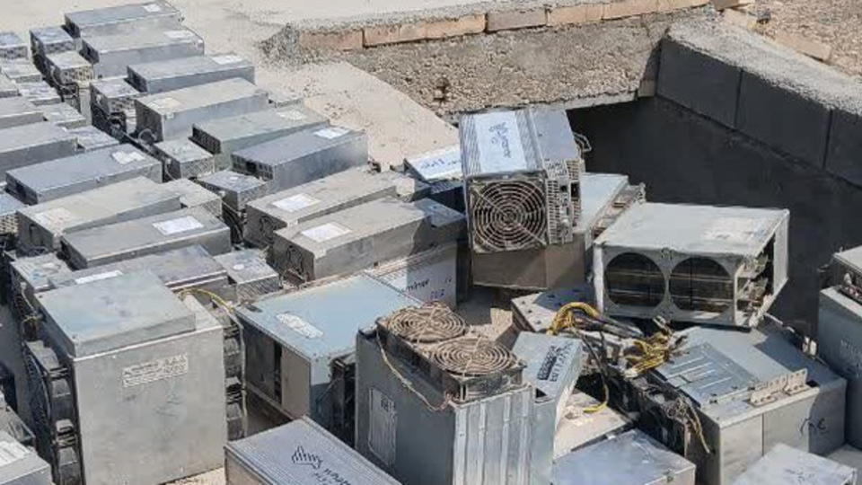 کشف مزرعه رمزارز در زمین یکی از مسئولان سابق خوزستان کشف مزرعه رمزارز در زمین یکی از مسئولان سابق خوزستان