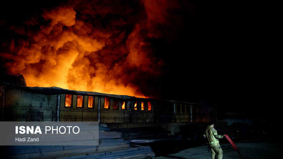 آتش‌سوزی انبار مواد نفتی و روغنی در خیابان شهید رجایی - تهران