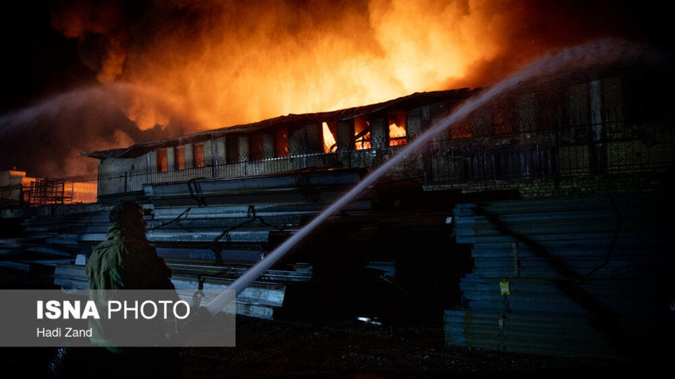 آتش‌سوزی انبار مواد نفتی و روغنی در خیابان شهید رجایی - تهران