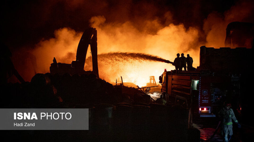 آتش‌سوزی انبار مواد نفتی و روغنی در خیابان شهید رجایی - تهران