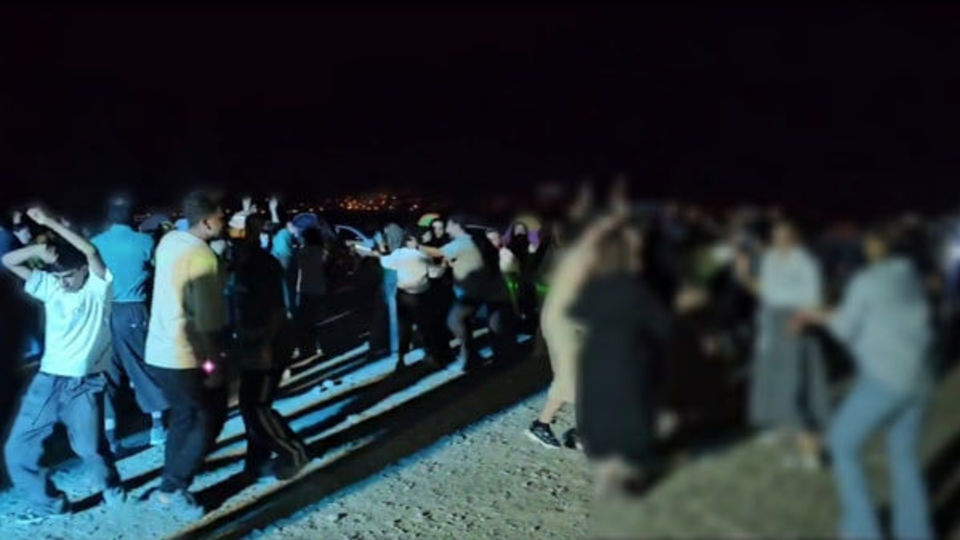 پارتی مختلط در ساحل سد زایندهرود حتی در ایام سوگواری پارتی مختلط در ساحل سد زایندهرود حتی در ایام سوگواری