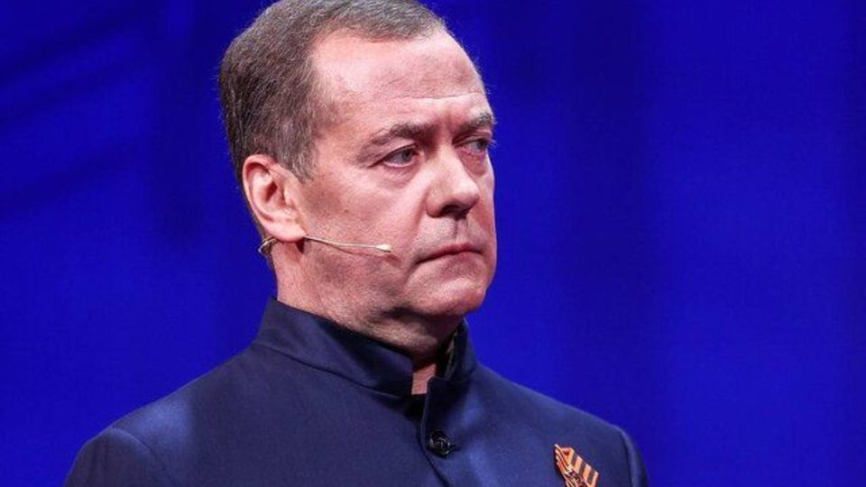 مدودف: ماکرون، خروس بیمغز فرانسوی دست از ایده اعزام نیرو به اوکراین برنمیدارد مدودف: ماکرون، خروس بیمغز فرانسوی دست از ایده اعزام نیرو به اوکراین برنمیدارد