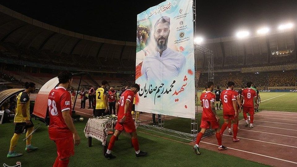 دیدار تیم‌های فوتبال سپاهان و پرسپولیس