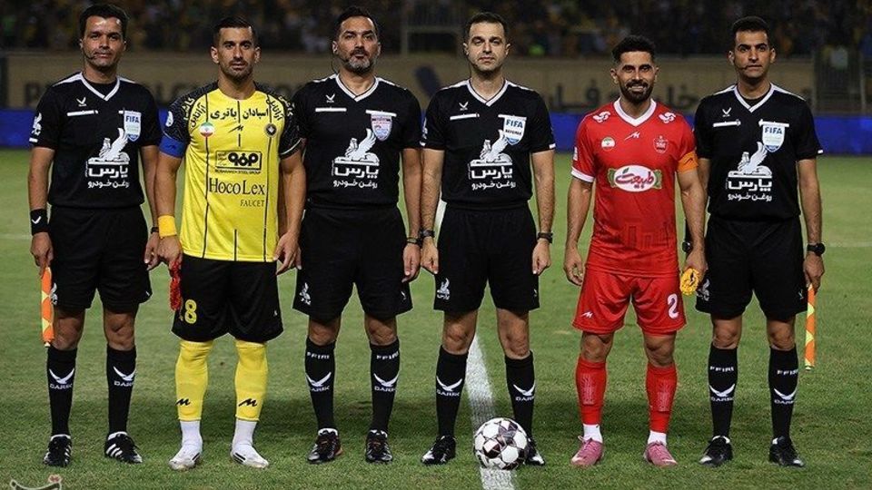 دیدار تیم‌های فوتبال سپاهان و پرسپولیس