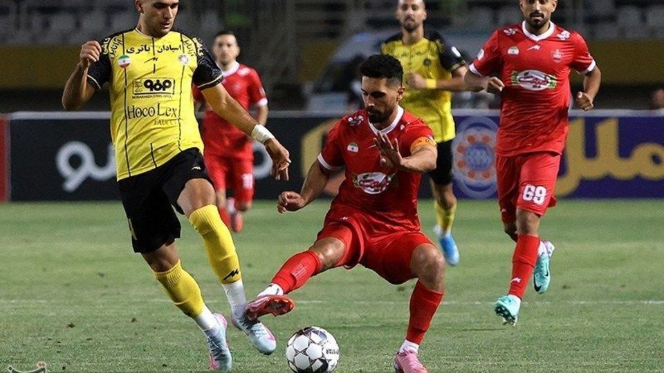 دیدار تیم‌های فوتبال سپاهان و پرسپولیس