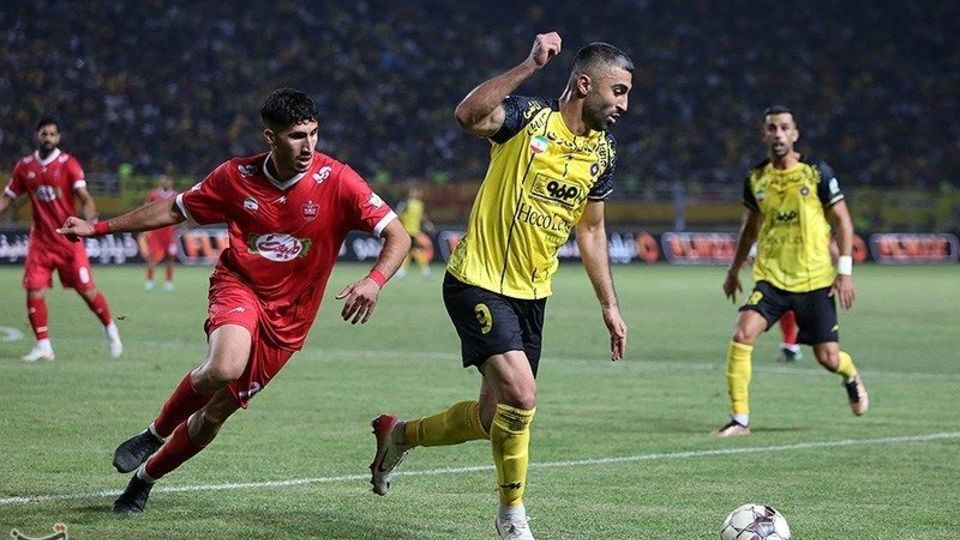 دیدار تیم‌های فوتبال سپاهان و پرسپولیس